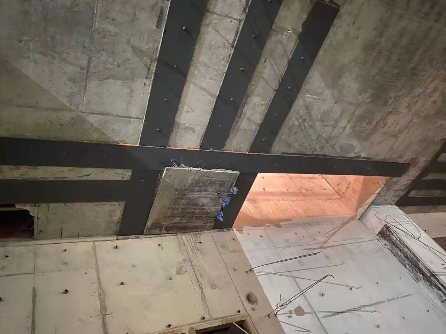 仓山楼板开洞用粘钢加固还是碳纤维布加固